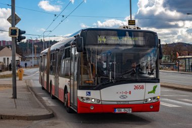 BRNO, ÇEK CUMHURİYETİ - 25 Şubat 2022. Solaris Urbino 18 # 2658 numaralı otobüs Brno sokaklarında yolcularla yolculuk ediyor..
