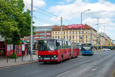 BUDAPEST, AÇIK - 26 Nisan 2022. Trolleybus Ikarus 280T # 260 ve Volvo 7000 Budapeşte sokaklarında yolcularla yolculuk ediyor..