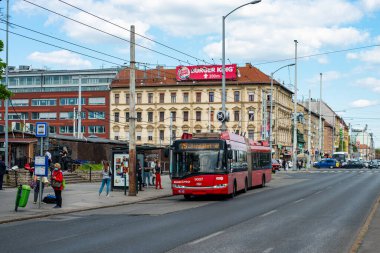 BUDAPEST, AÇIK - 26 Nisan 2022. Trolleybus Solaris Trollino 18 Skoda # 9007 Budapeşte sokaklarında yolcularla birlikte.
