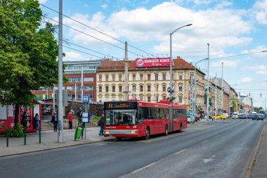 BUDAPEST, AÇIK - 26 Nisan 2022. Trolleybus Graf ve Stift GE152 (MAN) # 364 (ex. Eberswalde # 039) Budapeşte sokaklarında yolcularla at sürüyor..