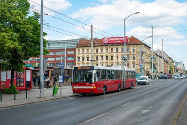 BUDAPEST, AÇIK - 26 Nisan 2022. Trolleybus Ikarus 435T # 309 Budapeşte sokaklarında yolcularla birlikte..