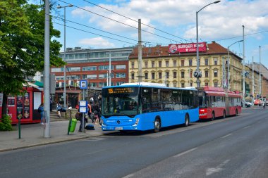 BUDAPEST, AÇIK - 26 Nisan 2022. Mercedes-Benz Conecto III ve troleybüs Solaris Trollino 18 Skoda # 9007 Budapeşte sokaklarında yolcularla yolculuk ediyor..