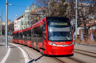BRATISLAVA, SLOVAKIA - 11 Mart 2022. Tramvay Skoda 30T1 # 7514 Bratislava sokaklarında yolcularla birlikte.