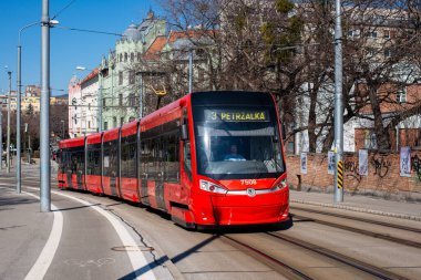 BRATISLAVA, SLOVAKIA - 11 Mart 2022. Tramvay Skoda 30T1 # 7508 Bratislava sokaklarında yolcularla birlikte.