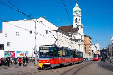 BRATISLAVA, SLOVAKIA - 11 Mart 2022. Tramvay Tatra T6A5 # 7947 ve 7948 Bratislava sokaklarında yolcularla birlikte.