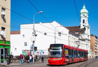 BRATISLAVA, SLOVAKIA - 11 Mart 2022. Tramvay Skoda 30T2 # 7525 Bratislava sokaklarında yolcularla birlikte.