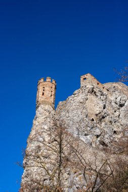 Devnsky 'nin kalıntıları Bratislava' da kayalıklarda..