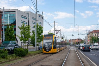 BUDAPEST, HUNGARY - 26 Nisan 2022. CAF Urbos 3 # 2112 Budapeşte sokaklarında yolcularla yolculuk ediyor..