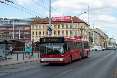 BUDAPEST, AÇIK - 26 Nisan 2022. Trolleybus Graf ve Stift GE152 (MAN) # 362 (ex. Eberswalde # 033) Budapeşte sokaklarında yolcularla at sürüyor..