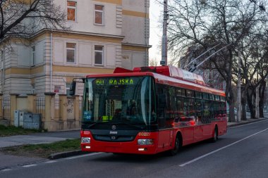 BRATISLAVA, SLOVAKIA - 11 Mart 2022. Trolleybus Skoda 30TR SOR # 6022 Bratislava sokaklarında yolcularla birlikte.