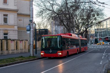 BRATISLAVA, SLOVAKIA - 11 Mart 2022. Trolleybus Skoda 31TR SOR # 6849 Bratislava sokaklarında yolcularla birlikte.
