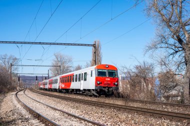 BRATISLAVA, SLOVAKIA 12 Mart 2022. Tren # 80-73 017-0 (Avusturya) Bratislava sokaklarında yolcularla birlikte.