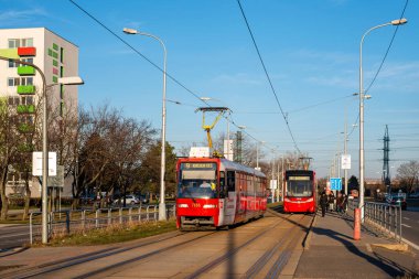 BRATISLAVA, SLOVAKIA 12 Mart 2022. Tramvay Tatra K2S # 7135 ve Skoda 29T2 # 7418 Bratislava sokaklarında yolcularla birlikte.