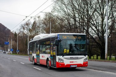 BANSKA BYSTRICA, SLOVAKIA - Nisan 09, 2022. Iveco Urbanway 12M otobüsü Banska Bystrica sokaklarında yolcularla yolculuk ediyor..