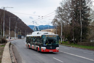 BANSKA BYSTRICA, SLOVAKIA - Nisan 09, 2022. Trolleybus Skoda 30TR # 3008 Banska Bystrica sokaklarında yolcularla birlikte.