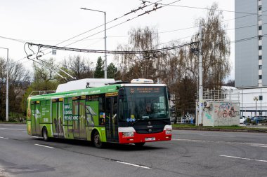 BANSKA BYSTRICA, SLOVAKIA - Nisan 09, 2022. Trolleybus Skoda 30TR # 3011 Banska Bystrica sokaklarında yolcularla birlikte.
