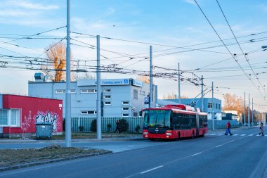 BRATISLAVA, SLOVAKIA 12 Mart 2022. Trolleybus Skoda 31TR SOR # 6845 Bratislava sokaklarında yolcularla birlikte.