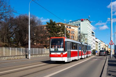 BRNO, ÇEK CUMHURİYETİ - 25 Şubat 2022. Tramvay Pars Nova K3R-N (Tatra) # 1753 Brno sokaklarında yolcularla birlikte.