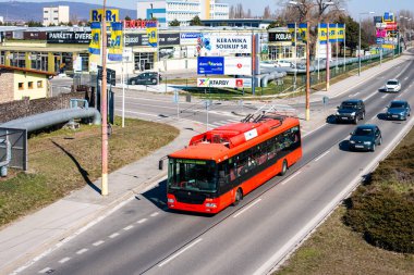 BRATISLAVA, SLOVAKIA 13 Mart 2022. Trolleybus Skoda 30Tr # 6031 Bratislava sokaklarında yolcularla birlikte.