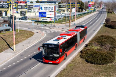 BRATISLAVA, SLOVAKIA 13 Mart 2022. Otokar Kent C 18,75 # 3312 numaralı otobüs Bratislava sokaklarında yolcularla yolculuk ediyor..