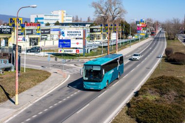 BRATISLAVA, SLOVAKIA 13 Mart 2022. Otobüs İrisbus Evadys HD 12M Bratislava sokaklarında yolcularla yolculuk ediyor..