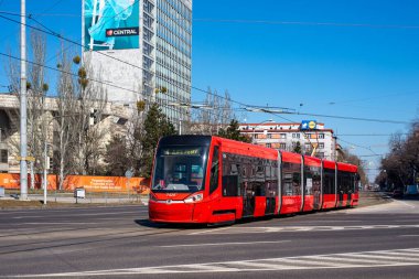 BRATISLAVA, SLOVAKIA - 13 Mart 2022. Tramvay Skoda 29T2 # 7426 Bratislava sokaklarında yolcularla birlikte.