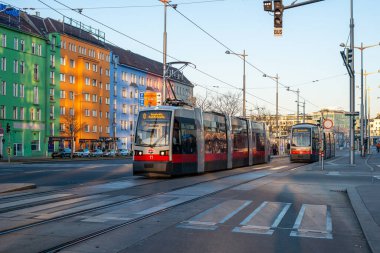 Vienna, AUSTRIA 13 Mart 2022. Siemens ULF-A 11 ve Siemens ULF-A1 131 numaralı tramvaylar Viyana sokaklarında yolcularla birlikte seyahat ediyor..