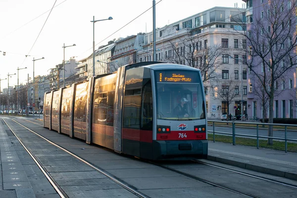 Wiedeń Austria Marca 2022 Tramwaj Siemens Ulf 764 Pasażerami Ulicach — Zdjęcie stockowe