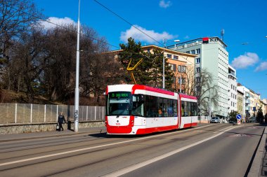 BRNO, ÇEK CUMHURİYETİ - 25 Şubat 2022. Tram Pragolmex EVO 2 # 1835 Brno sokaklarında yolcularla birlikte.