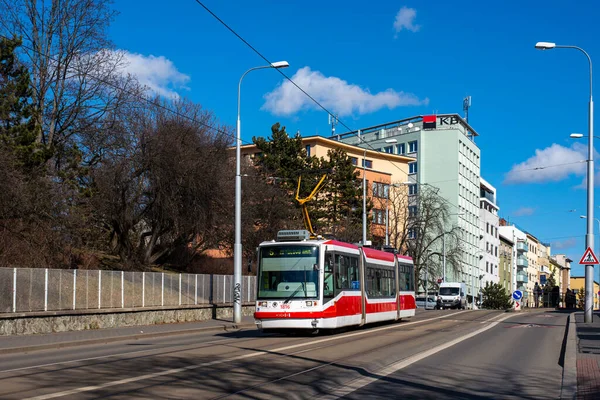 BRNO, ÇEK CUMHURİYETİ - 25 Şubat 2022. Tramvay Skoda 03T (Tatra) # 1816 Brno sokaklarında yolcularla birlikte.