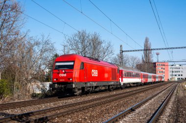 BRATISLAVA, SLOVAKIA 14 Mart 2022. Lokomotif Siemens Acil Servis 20 # 2006 010 (Avusturya) Bratislava sokaklarında yolcularla birlikte.