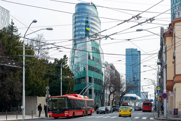 BRATISLAVA, SLOVAKIA 15 Mart 2022. Trolleybus Skoda 31TR SOR # 6823 Bratislava sokaklarında yolcularla birlikte.