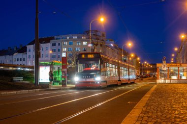 PRAG, ÇEK CUMHURİYETİ - 23 Şubat 2022. Tramvay Skoda 15T3 # 9290 Prag sokaklarında yolcularla birlikte.
