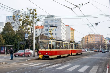 BRATISLAVA, SLOVAKIA 15 Mart 2022. Tramvay Tatra T6A5 # 7917 ve 7918 Bratislava sokaklarında yolcularla birlikte.
