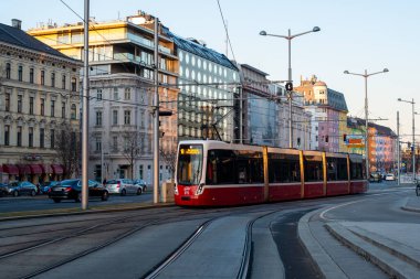 Vienna, AUSTRIA 13 Mart 2022. Tramvay Bombacısı Flexity Wien # 315 Viyana sokaklarında.