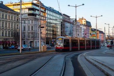 Vienna, AUSTRIA 13 Mart 2022. Siemens Tramvayı ULF-B # 684 Viyana sokaklarında yolcularla yolculuk ediyor..