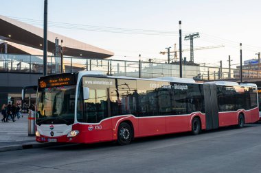 Vienna, AUSTRIA 13 Mart 2022. Mercedes-Benz O530 # 8763 numaralı otobüs Viyana sokaklarında ilerliyor..