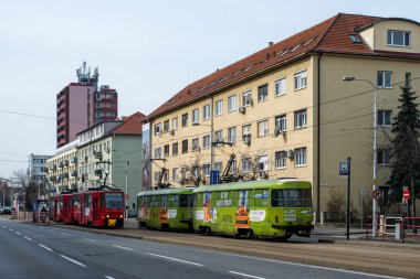 BRATISLAVA, SLOVAKIA 15 Mart 2022. Tatra T3G # 7835 ve 7836, Tatra T6A5 # 7931 ve 7932 numaralı tramvaylar Bratislava sokaklarında yolcularla birlikte seyahat ediyor..