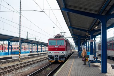 BRATISLAVA, SLOVAKIA - 15 Mart 2022. Lokomotif Skoda 70E # 263 006-9 Bratislava sokaklarında yolcularla at sürüyor.