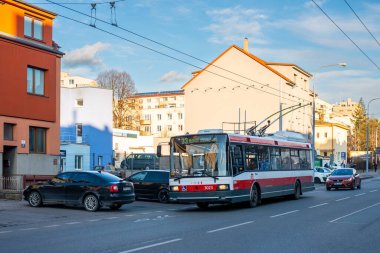 BRNO, ÇEK CUMHURİYETİ - 25 Şubat 2022. Trolleybus Skoda 21TR # 3023 Brno sokaklarında yolcularla at sürüyor..
