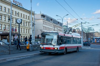 BRNO, ÇEK CUMHURİYETİ - 25 Şubat 2022. Trolleybus Skoda 21TR # 3026 Brno sokaklarında yolcularla birlikte..