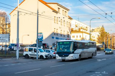 BRNO, ÇEK CUMHURİYETİ - 25 Şubat 2022. SOR CN 12 numaralı otobüs Brno sokaklarında ilerliyor..