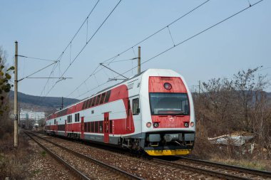 BRATISLAVA, SLOVAKIA 15 Mart 2022. Skoda Vagonka 1ev treni # 971 018-7 Bratislava sokaklarında yolcularla birlikte..