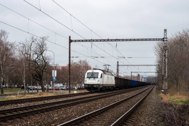 BRATISLAVA, SLOVAKIA 16 Mart 2022. Lokomotiv Siemens ES 64 V4 # 183 719 Bratislava sokaklarında at sürüyor.