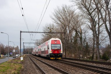 BRATISLAVA, SLOVAKIA 16 Mart 2022. Skoda Vagonka treni # 971 # 951 005-8 Bratislava sokaklarında yolcularla birlikte..