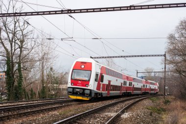 BRATISLAVA, SLOVAKIA 16 Mart 2022. Skoda Vagonka 1ev treni # 971 017-9 Bratislava sokaklarında yolcularla birlikte..