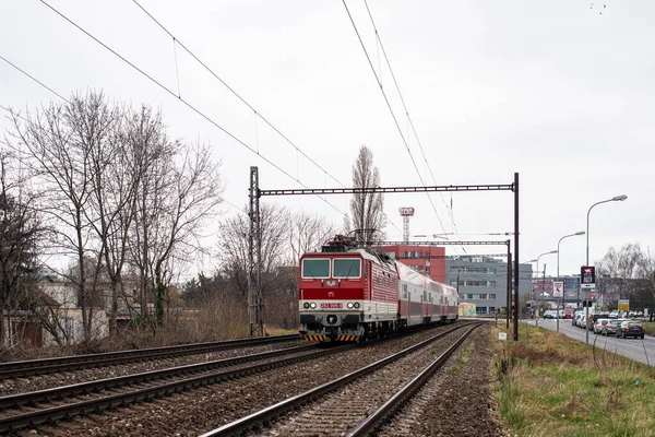 BRATISLAVA, SLOVAKIA 16 Mart 2022. Lokomotiv Skoda 70E # 263 006-9 Bratislava sokaklarında.