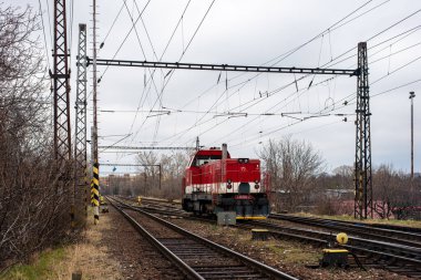 BRATISLAVA, SLOVAKIA 16 Mart 2022. Lokomotif ZOS Svolen 62A # 736 101-7 Bratislava sokaklarında yolcularla at sürüyor.
