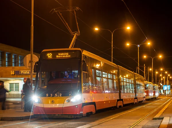布拉格 2022年2月23日 Tram Skoda 15T4 9352乘坐乘客在布拉格街道上 — 图库照片
