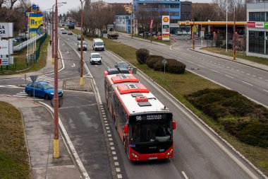 BRATISLAVA, SLOVAKIA 16 Mart 2022. Otokar Kent C 18,75 # 3320 numaralı otobüs Bratislava sokaklarında yolcularla yolculuk ediyor..
